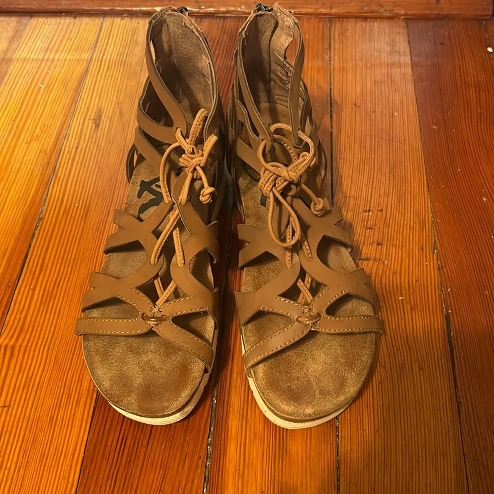 Comfortable brown strap wedges.